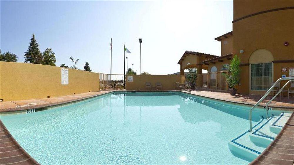 Holiday Inn Express Hotel & Suites Willows By Ihg Bagian luar foto