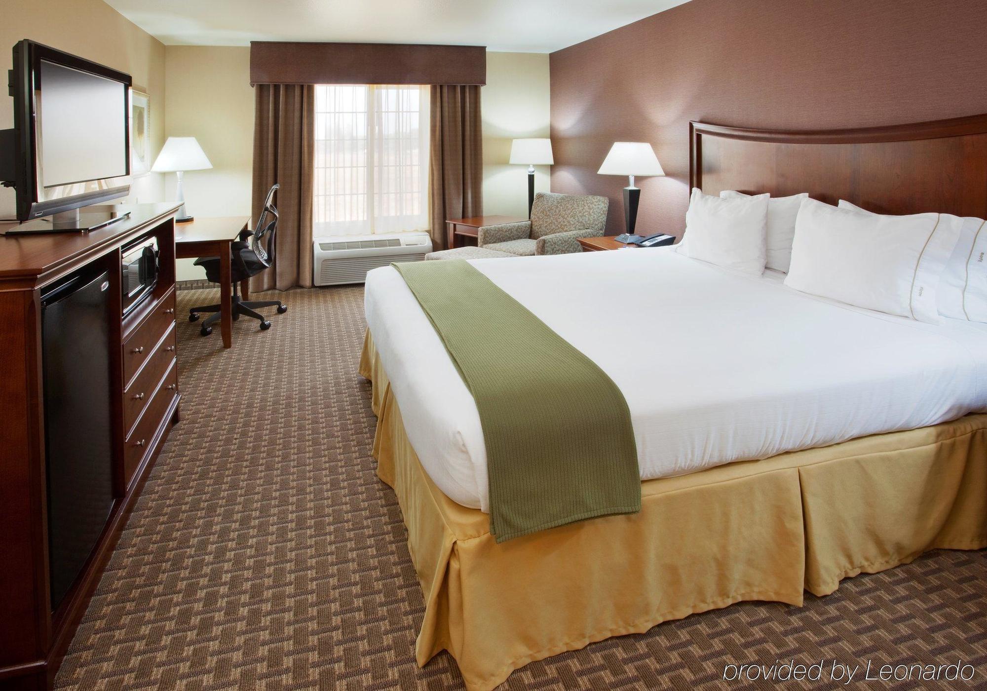 Holiday Inn Express Hotel & Suites Willows By Ihg Bagian luar foto